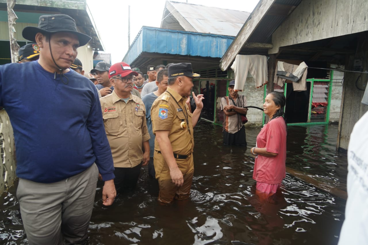 Susuri Pemukiman Terdampak Banjir di Mendawai Kobar, Gubernur Sugianto Sabran Distribusi Langsung Bantuan 