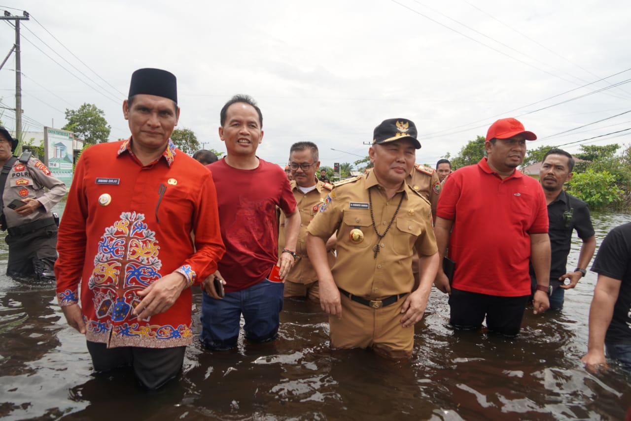 Susuri Pemukiman Terdampak Banjir di Mendawai Kobar, Gubernur Sugianto Sabran Distribusi Langsung Bantuan 