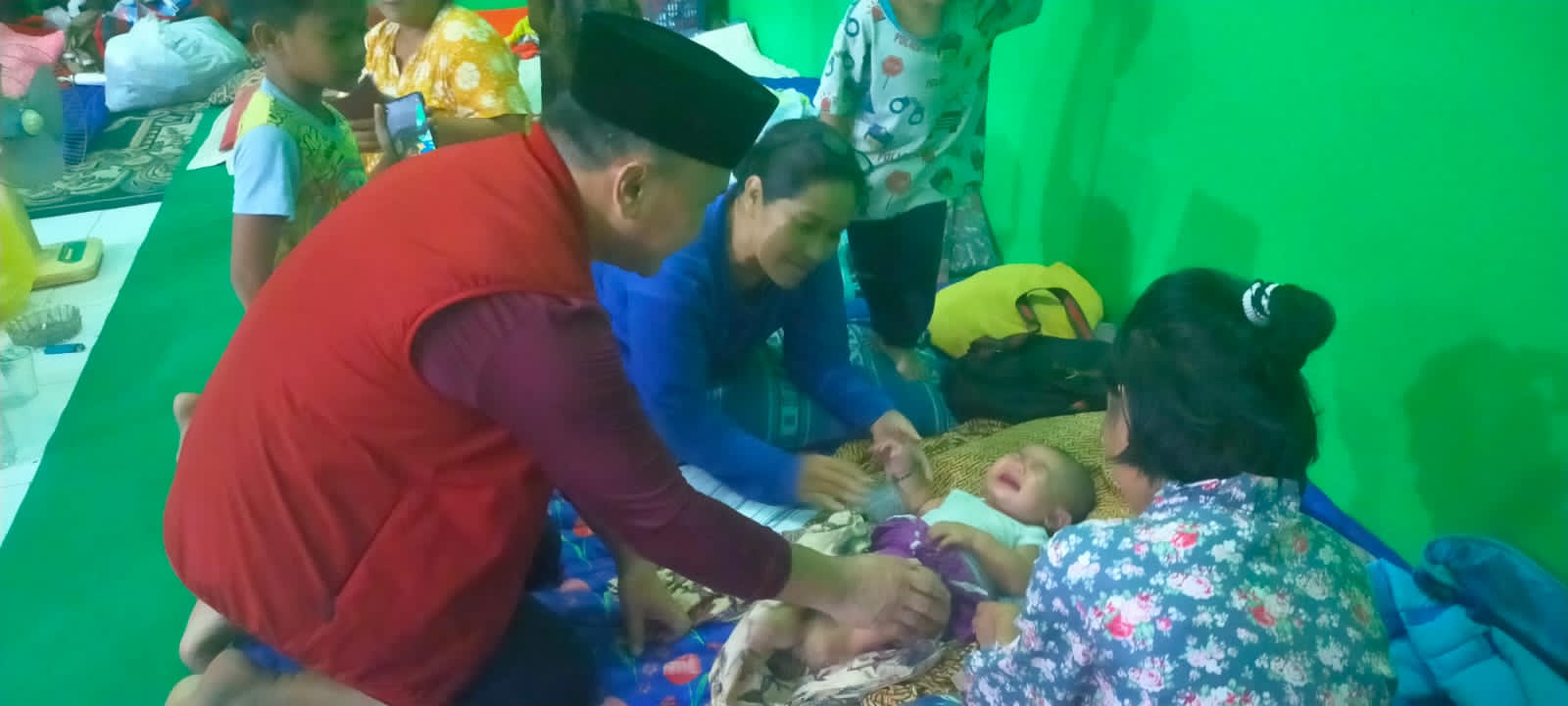 Blusukan Malam Ke Tenda Pengungsian, Gubernur Sugianto Sabran Cek Kebutuhan dan Kondisi Kesehatan Warga Terpenuhi dan Terlayani