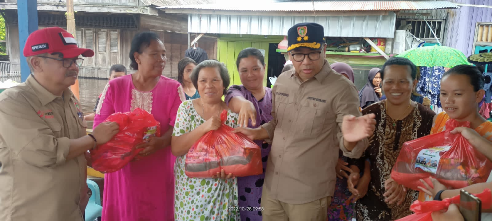 Gubernur Kalteng Sugianto Sabran : Bantuan Warga Terdampak Banjir, Antar Door to Door Sampai ke Titik Tersulit