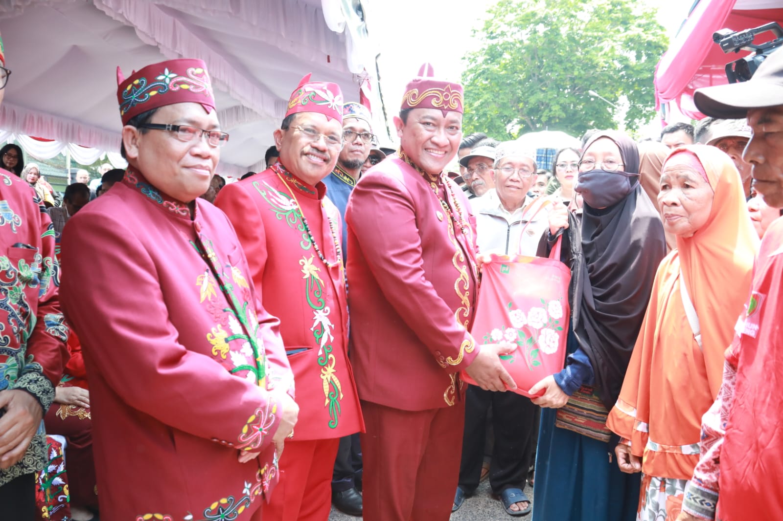Harapkan Sembako Murah Bantu Ringankan Beban Masyarakat, Wagub Kalteng Edy Pratowo Kunjungi Pasar Penyeimbang di Kapuas