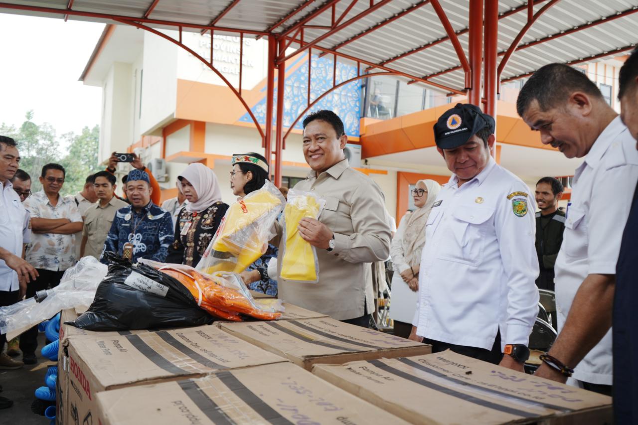 Pemprov Kalteng Serahkan Bantuan Sarpras Karhutla kepada 16 Tim Serbu Api Kelurahan di Kota Palangka Raya