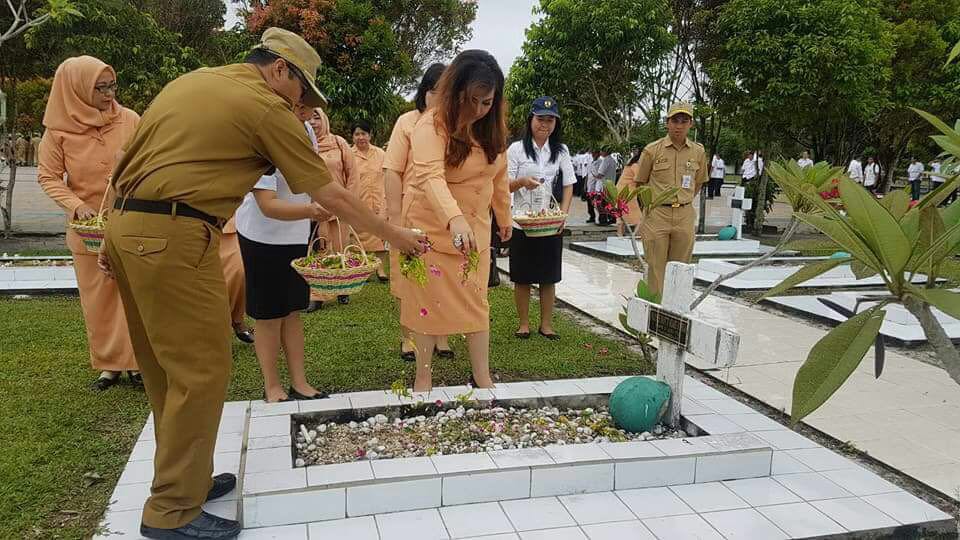 Harbak PU Ke 72 : Tabur Bunga di  Taman Makam Pahlawan 