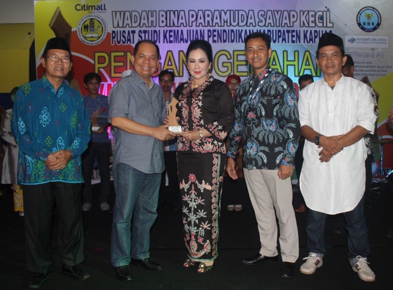 Sejumlah Tokoh Inspiratif Terima Award