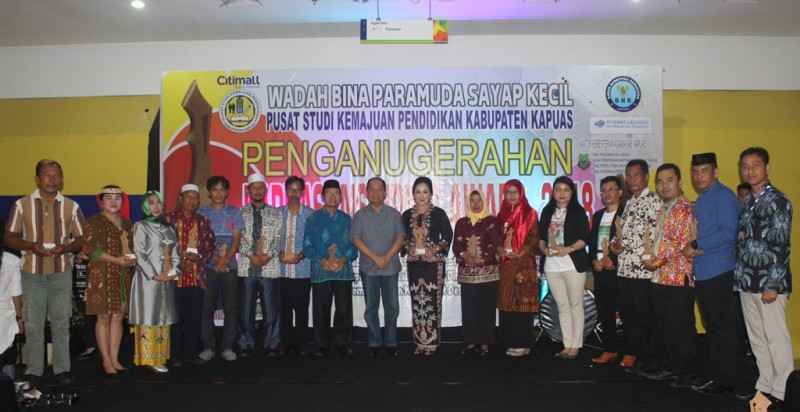 Sejumlah Tokoh Inspiratif Terima Award