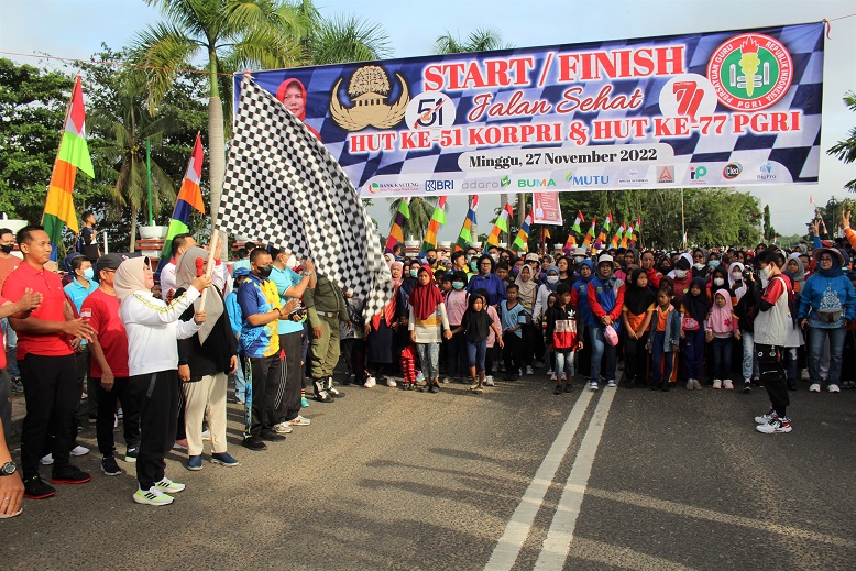Peringati HUT Korpri, Pemkab Barsel Gelar Jalan Sehat dan Senam Bersama