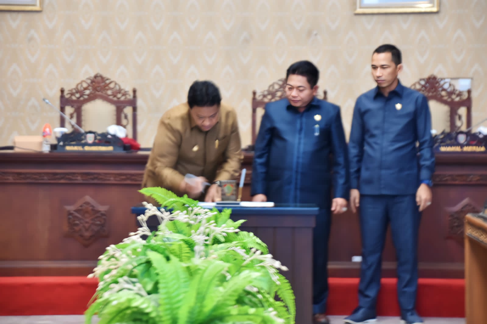 Wagub Kalteng dan Ketua DPRD Tandatangani Berita Acara Persetujuan Bersama Terhadap Raperda  APBD TA 2024