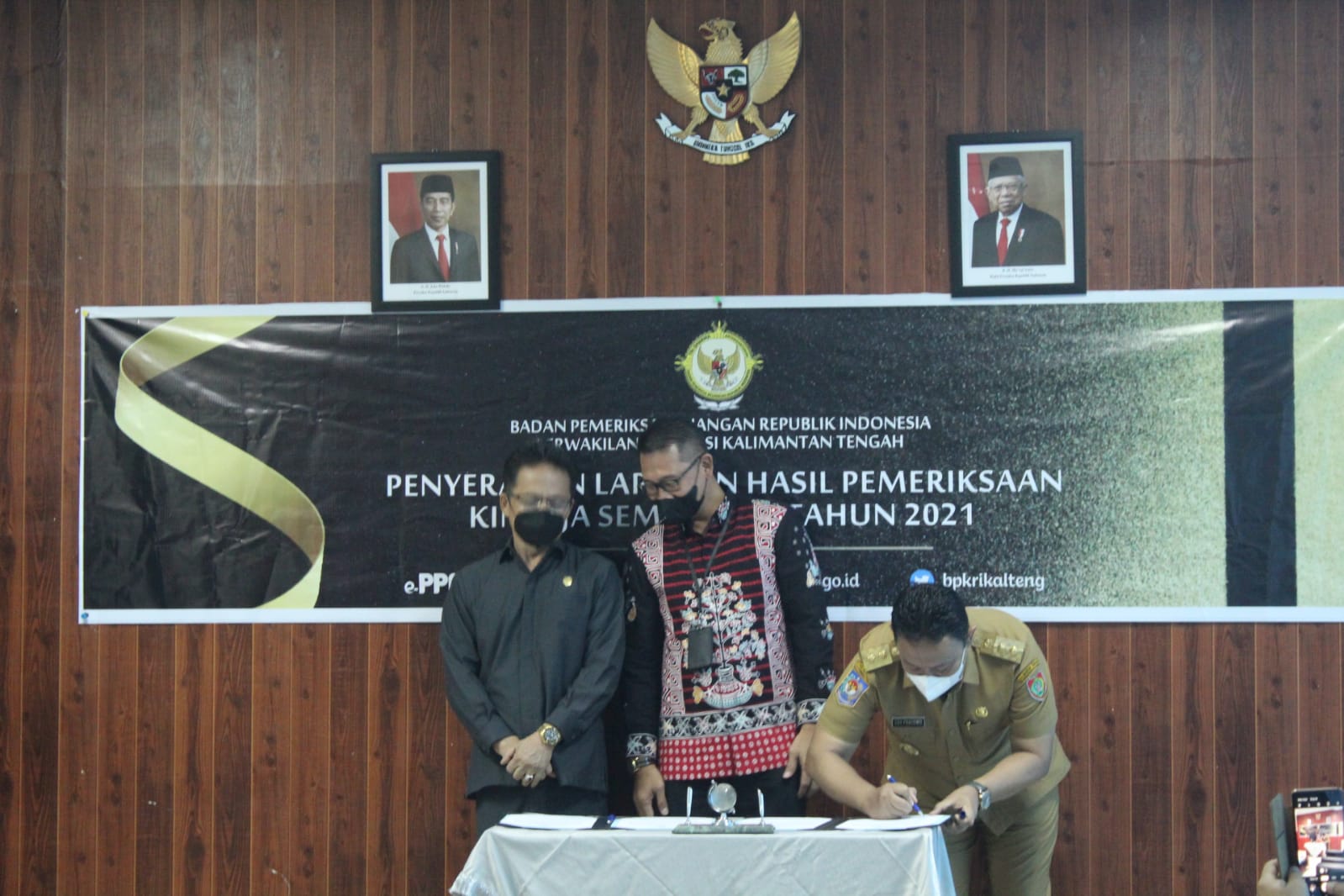 Pemprov Kalteng Terima Penyerahan LHP Kinerja Pelaksanaan Vaksinasi Covid-19 Dari BPK RI