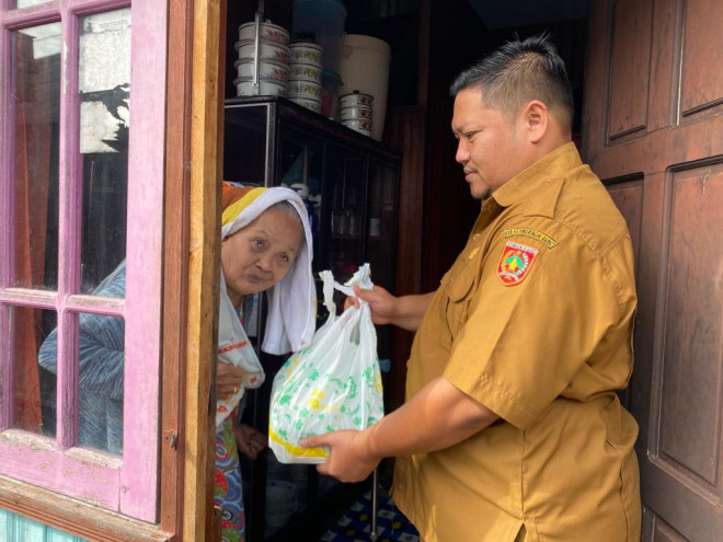 Dinsos Kobar Salurkan Bantuan Permakanan bagi Lansia dan Penyandang Disabilitas di Kecamatan Arsel