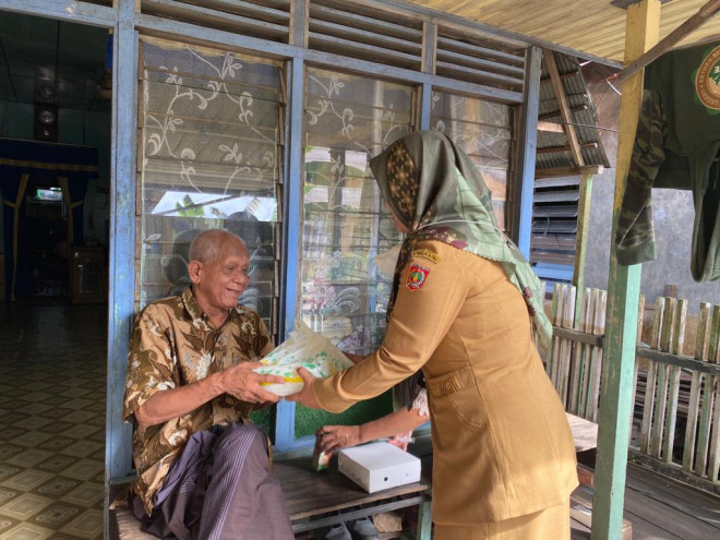 Dinsos Kobar Salurkan Bantuan Permakanan bagi Lansia dan Penyandang Disabilitas di Kecamatan Arsel