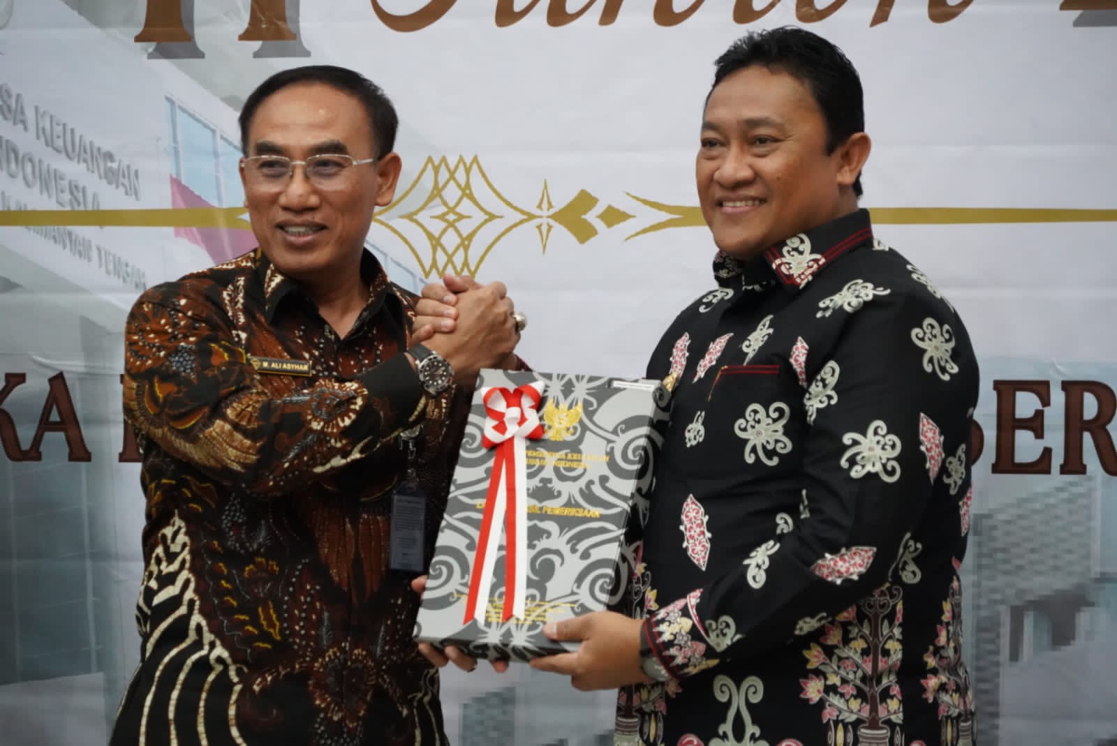 Wagub Edy Pratowo Terima LHP Kinerja dan DTT Semester II Tahun 2023 dari BPK