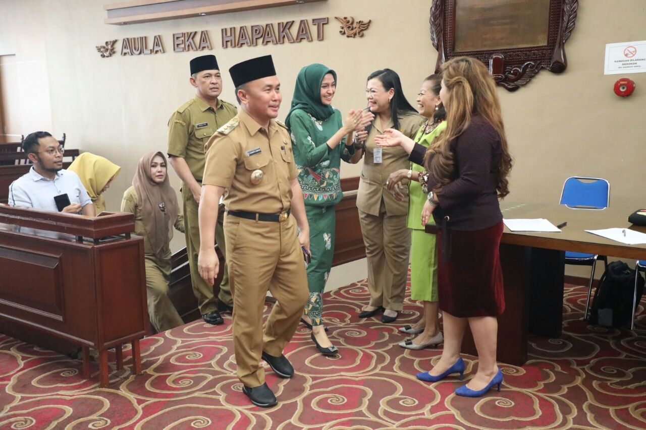 Ibu Yulistra Ivo Azhari Hadiri Pertemuan Silaturahmi Gubernur dengan Pengurus PKK Provinsi Kalteng.