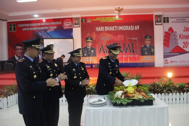 Ramah Tamah Hari Bhakti Imigrasi Diisi Dengan Potong Tumpeng, Pembagian Hadiah Dan Hiburan Bersama