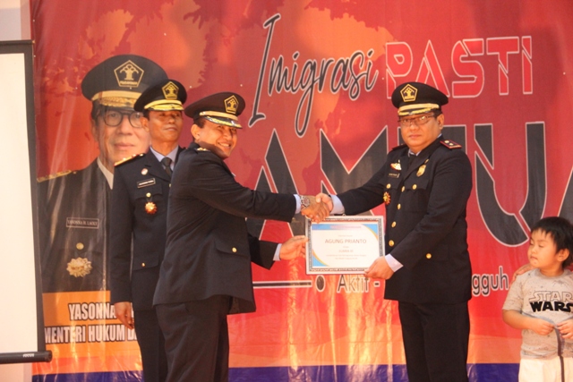 Luar Biasa Kakanim Kelas II TPI Sampit Raih Predikat Terbaik Ketiga Lomba Karya Tulis Telaahan Staf HBI 2019