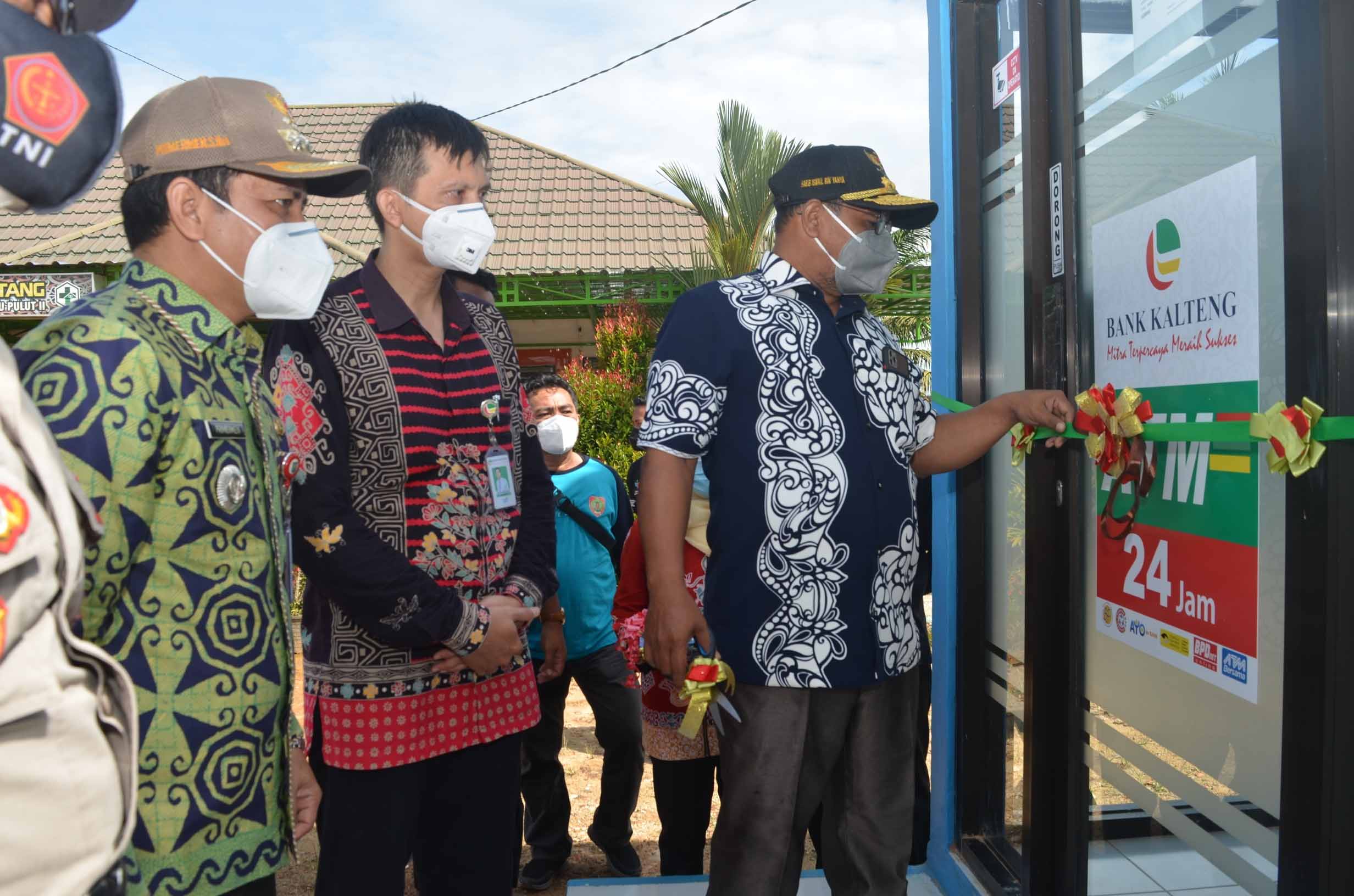 Wagub Kalteng Lakukan Peresmian ATM Bank Kalteng di Desa Batu Agung Rantau Pulut,Seruyan