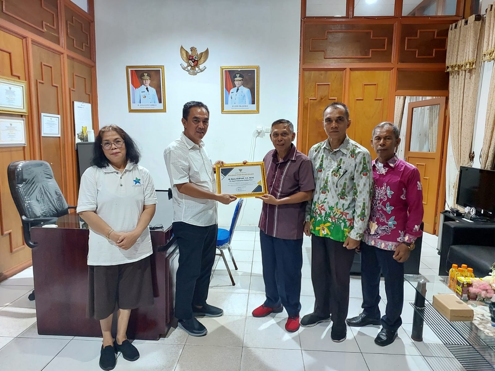 Kadispursip Kalteng Nunu Andriani Terima Piagam Penghargaan Pegiat Literasi