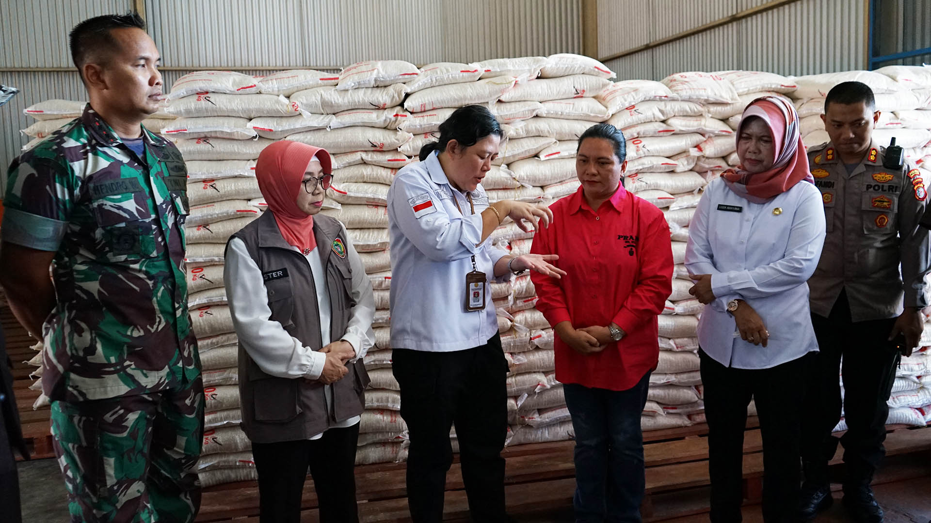 Pastikan Ketersediaan Stok Pangan, Pj. Bupati Tinjau Pasar Plaza Beringin