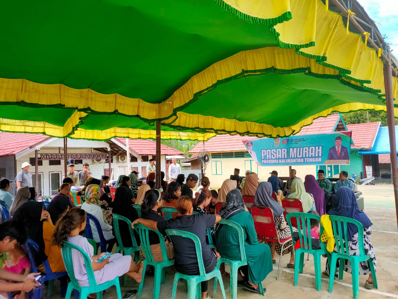 Sekda Nuryakin Salurkan 2000 Paket Beras Subsidi Tahap II di Dua Kecamatan Kabupaten Mura