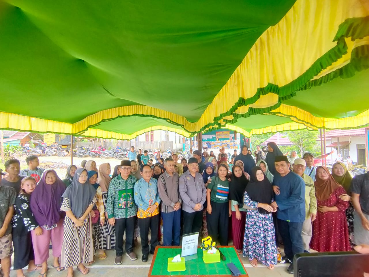 Sekda Nuryakin Salurkan 2000 Paket Beras Subsidi Tahap II di Dua Kecamatan Kabupaten Mura