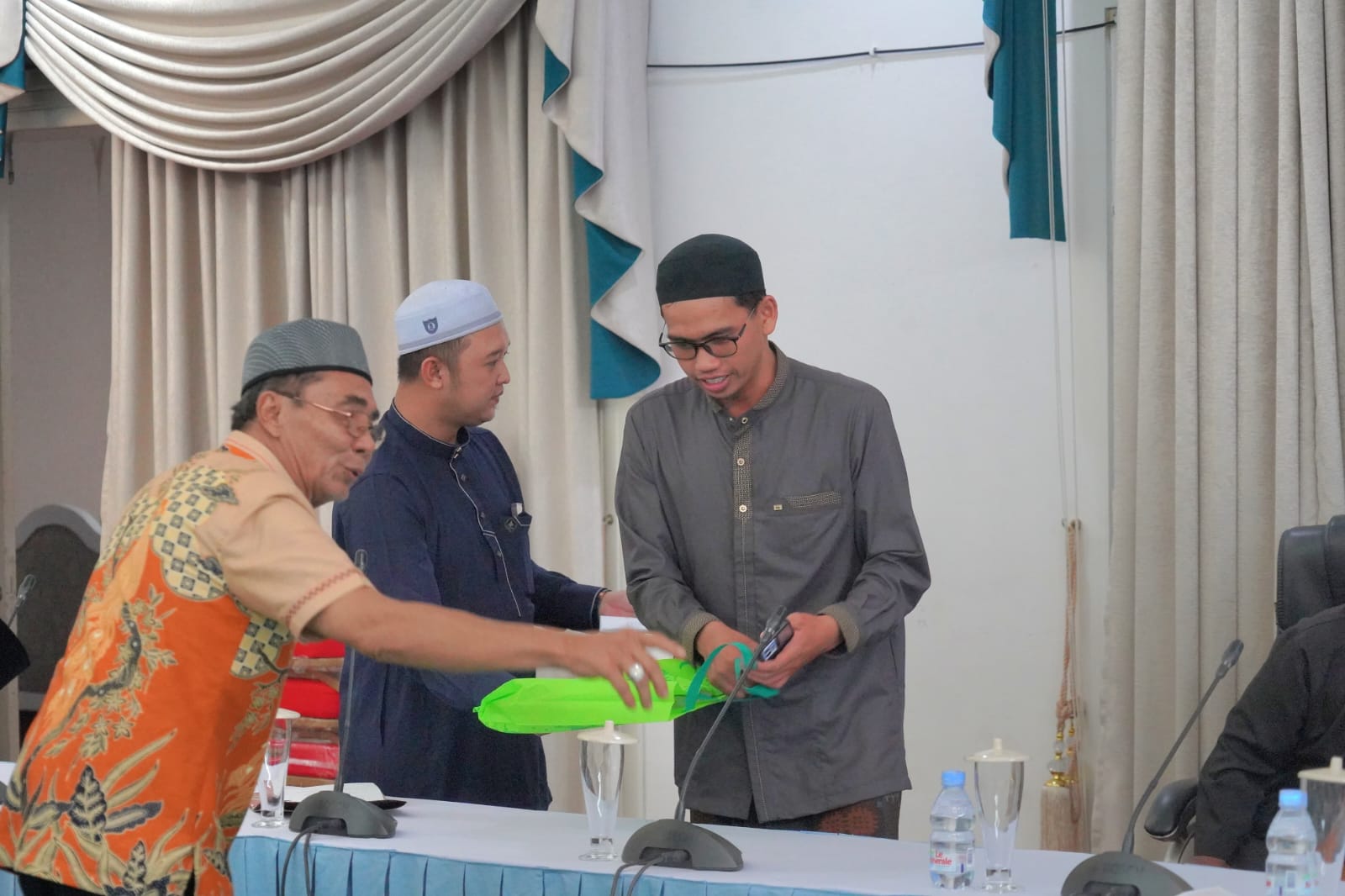 Wakili Gubernur, Ketua Tanfidziyah PWNU Kalteng Serahkan Tali Asih kepada Tokoh Agama Muslim dan Pengurus Masjid