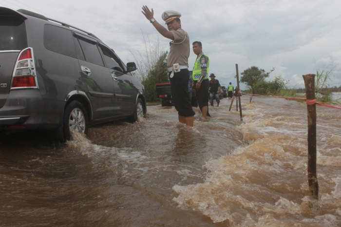 Jalan Lintas Palangka Raya - Bukit Rawi Banjir