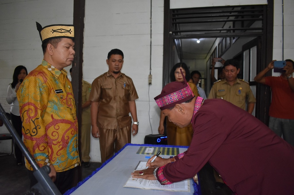 Bupati Lantik Damang Kecamatan Kapuas Hilir