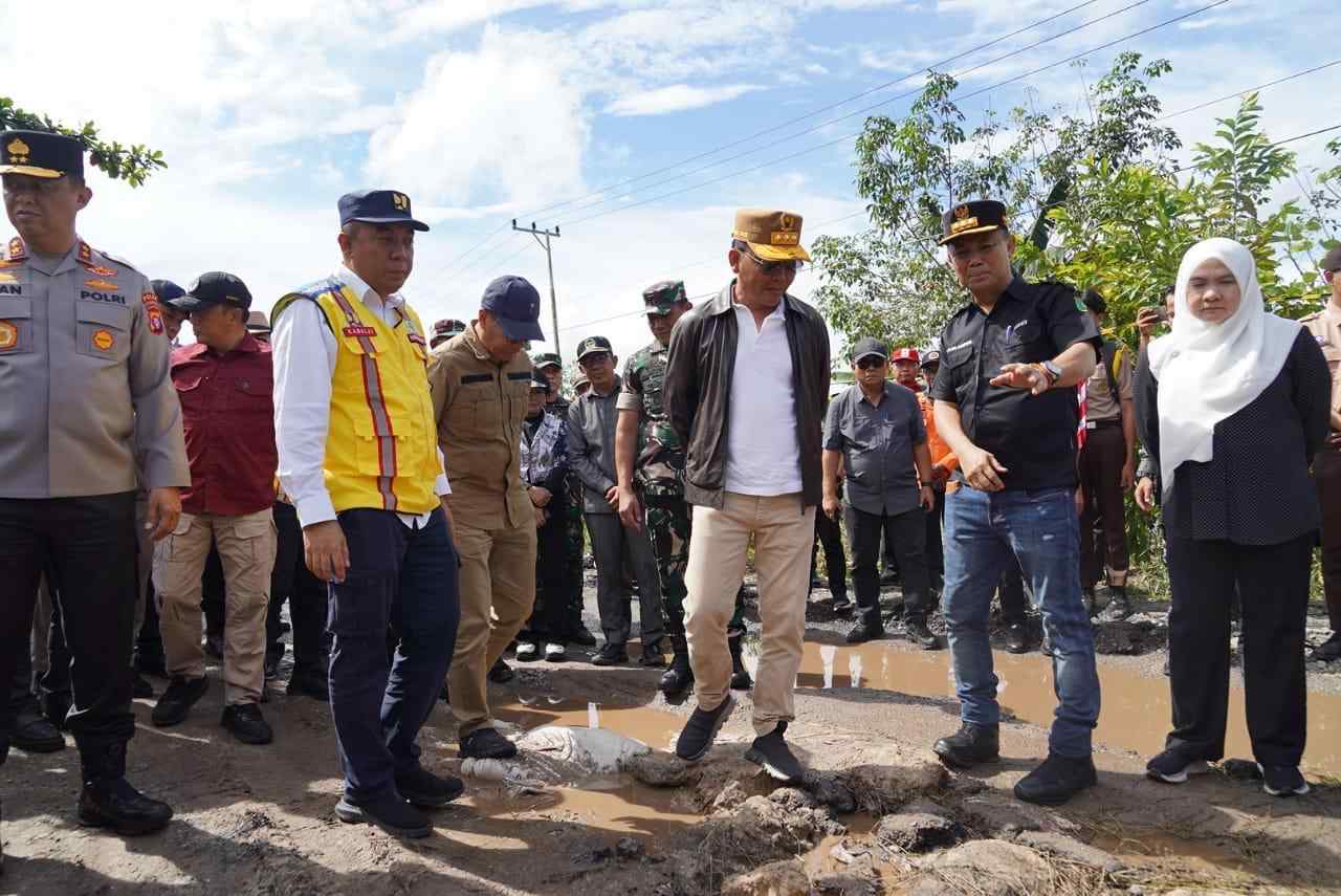 Gubernur Kalteng Tinjau Banjir di Barsel, Joni Harta Pastikan DLH Siaga Dukung Penanganan