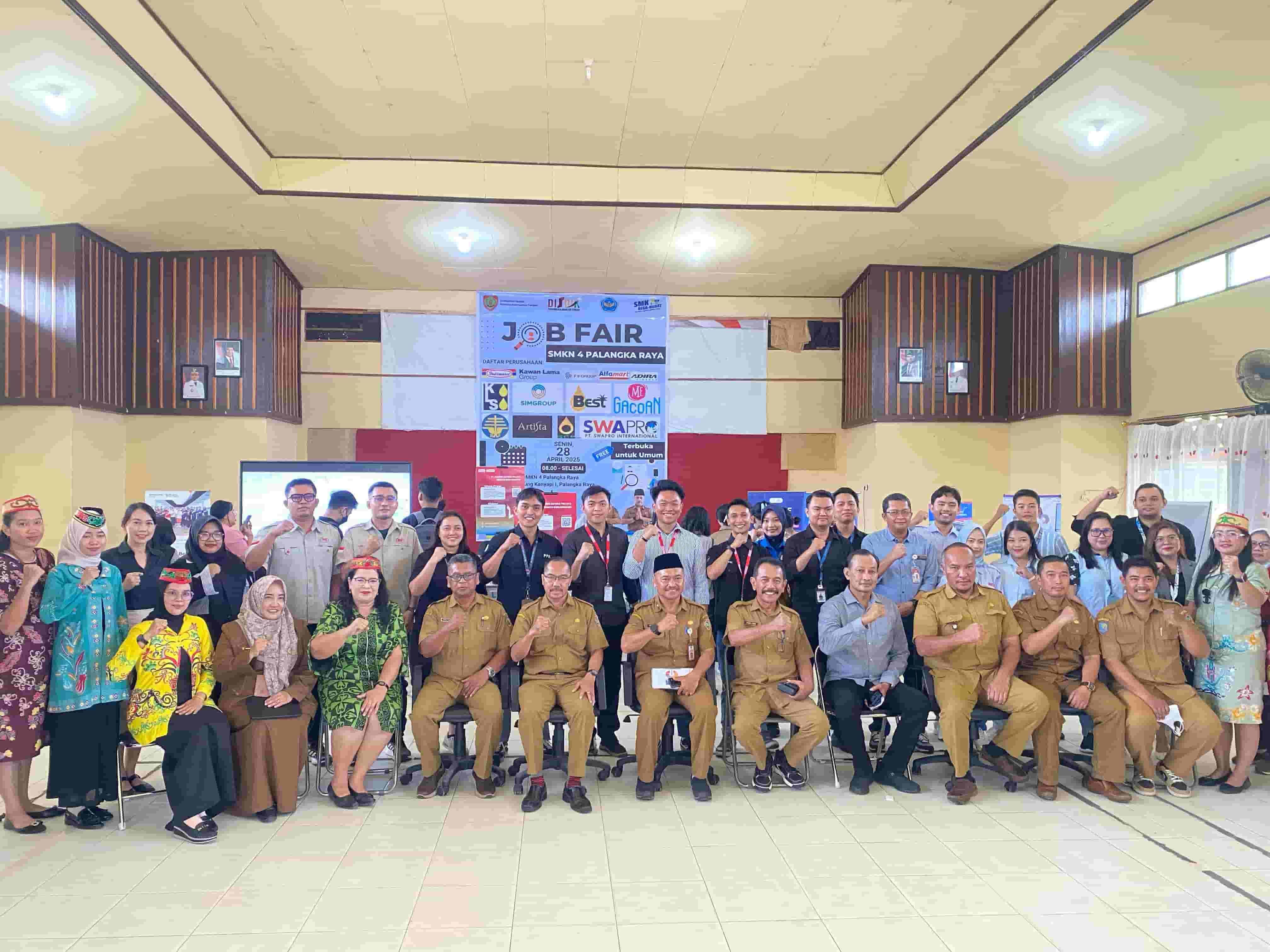 Kadisnakertrans Prov. Kalteng Buka Job Fair di SMKN 4 Palangka Raya