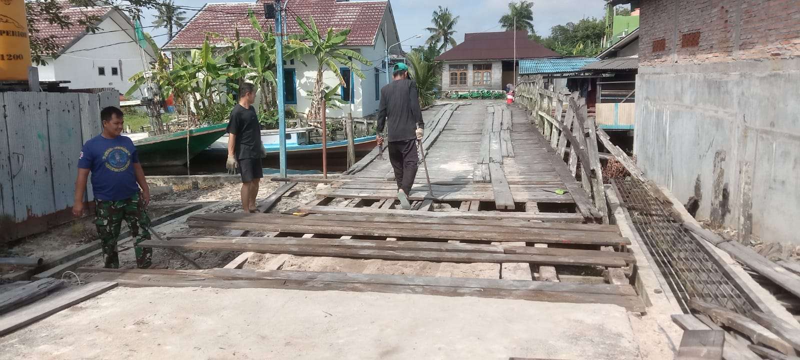 UPT Pelabuhan Perikanan Kumai Bersama Pos TNI AL Kumai dan Masyarakat Lakukan Perbaikan Jembatan Penyeberangan