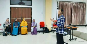 Praktisi Teater dan Sastra Menyampaikan Materi Penulisan Puisi