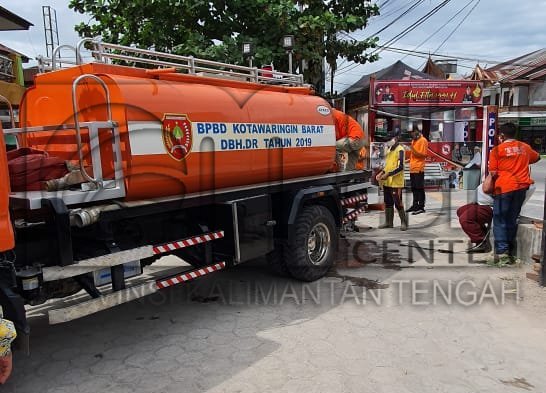 Cegah Penyebaran Covid-19 di Pasar Indra Sari, Pemkab Kobar Lakukan Penyemprotan Disinfektan