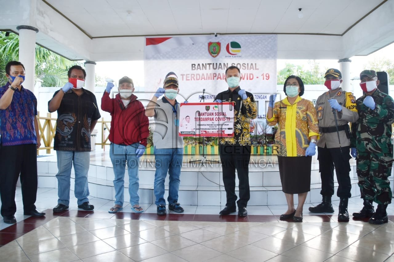 Gubernur H. Sugianto Sabran Serahkan BLT Pemprov Kalteng Untuk 3012 KK Di Kab. Gunung Mas