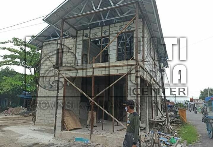 Satpol PP dan Damkar Kabupaten Kapuas Hentikan Pembangunan di Bantaran Sungai