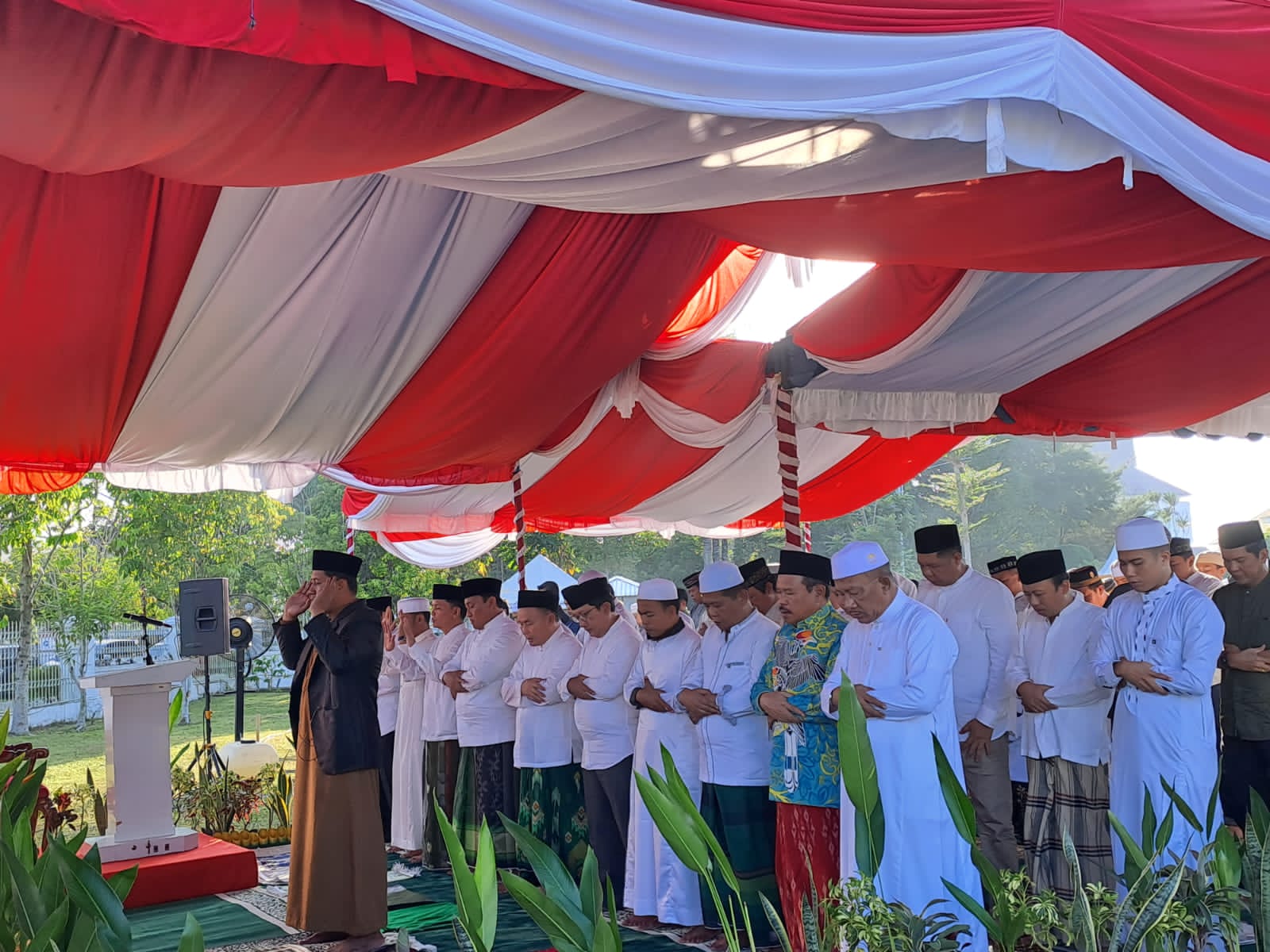 Gubernur Kalteng H. Sugianto Sabran Beserta Keluarga Salat Iduladha di Halaman Istana Isen Mulang