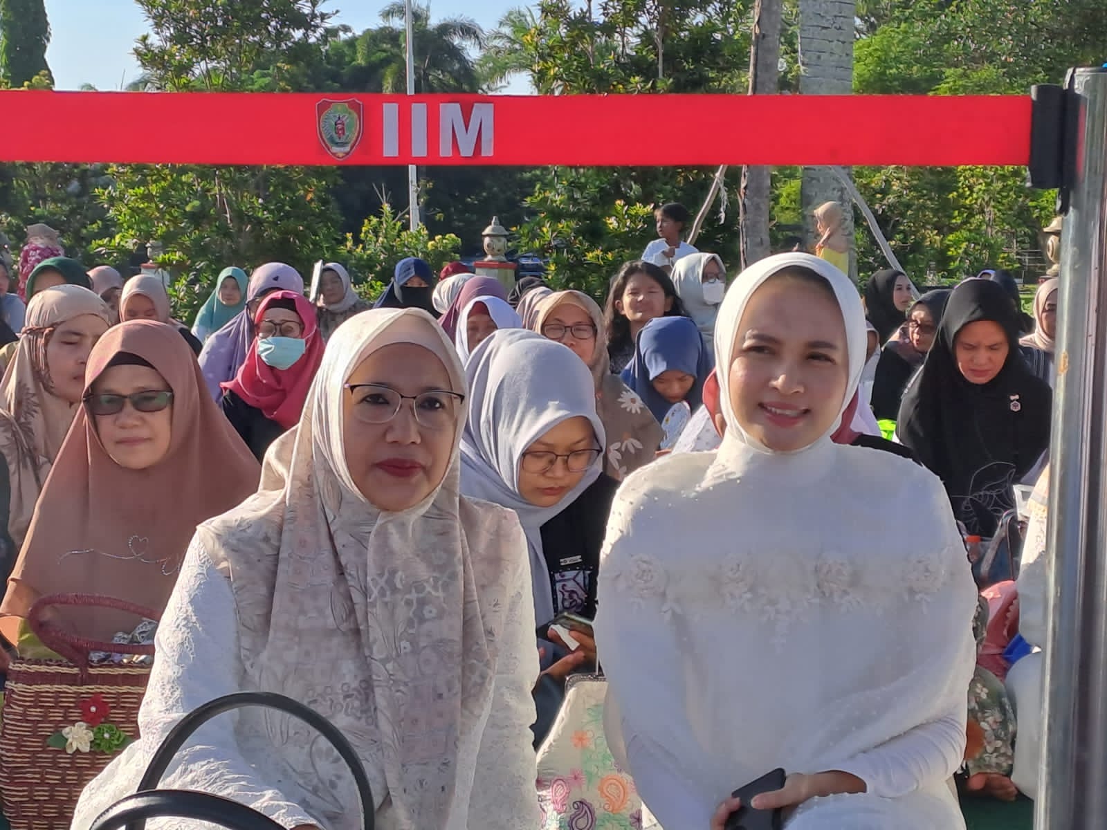 Gubernur Kalteng H. Sugianto Sabran Beserta Keluarga Salat Iduladha di Halaman Istana Isen Mulang
