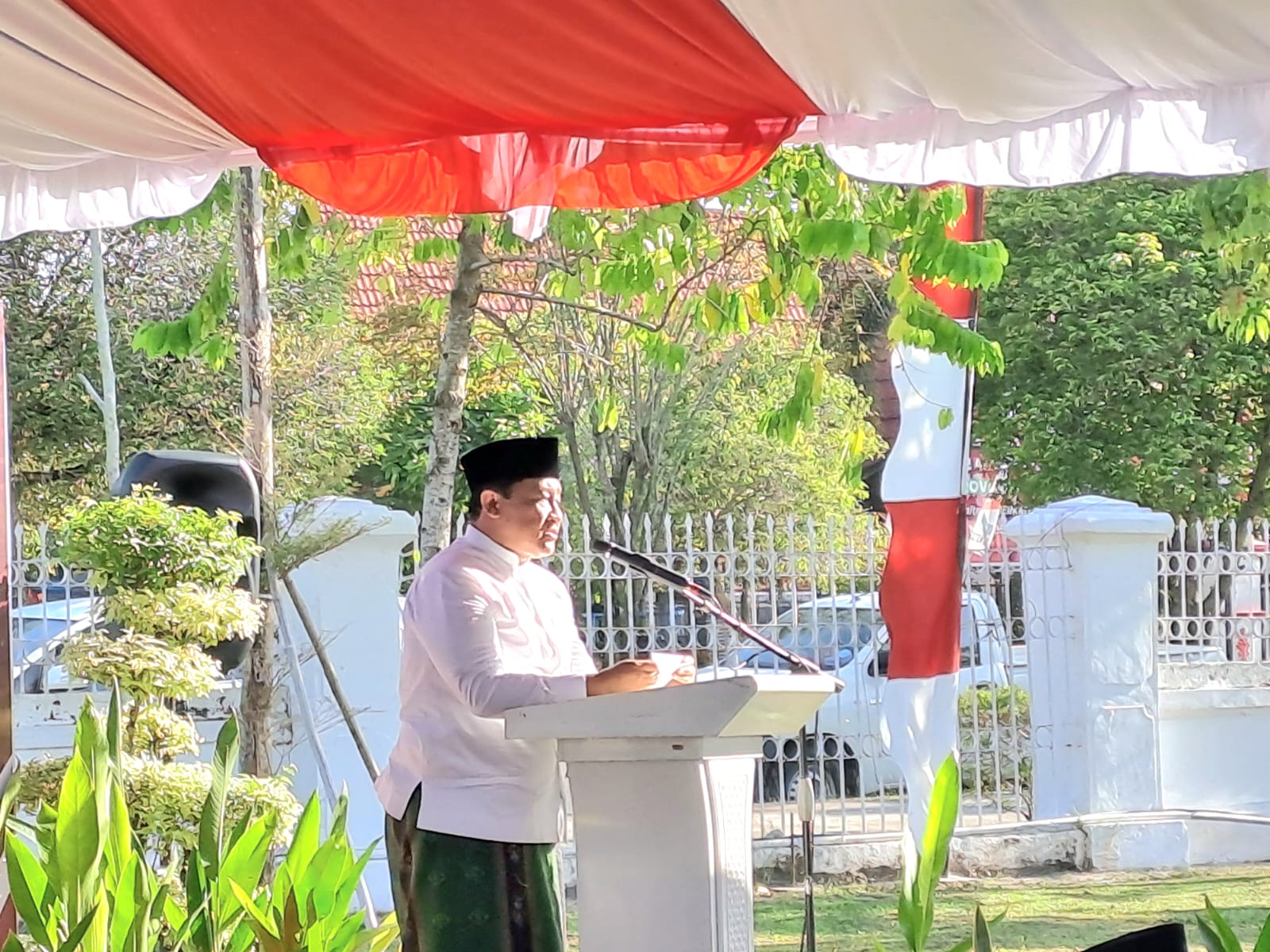 Gubernur Kalteng H. Sugianto Sabran Beserta Keluarga Salat Iduladha di Halaman Istana Isen Mulang