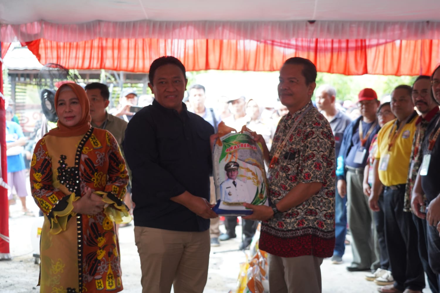 Wagub H. Edy Pratowo Salurkan 5000 Paket Sembako, Ribuan Warga Padati Pasar Murah di Kabupaten Pulang Pisau