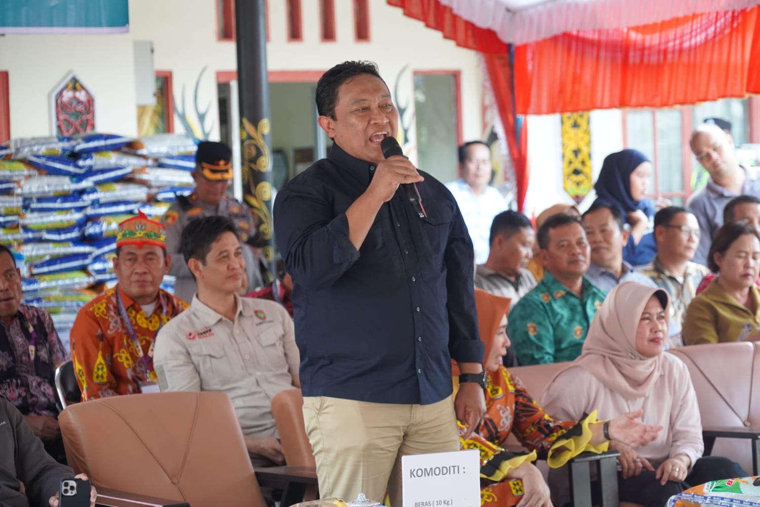 Wagub H. Edy Pratowo Salurkan 5000 Paket Sembako, Ribuan Warga Padati Pasar Murah di Kabupaten Pulang Pisau