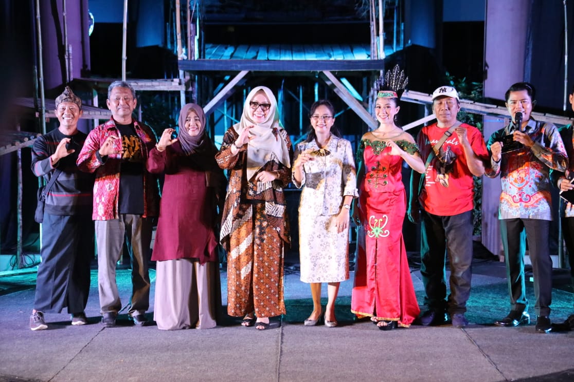 Bina Para Pelaku Seni Kalteng, Disbudpar melalui UPT. Taman Budaya Kalteng Gelar Seni Budaya