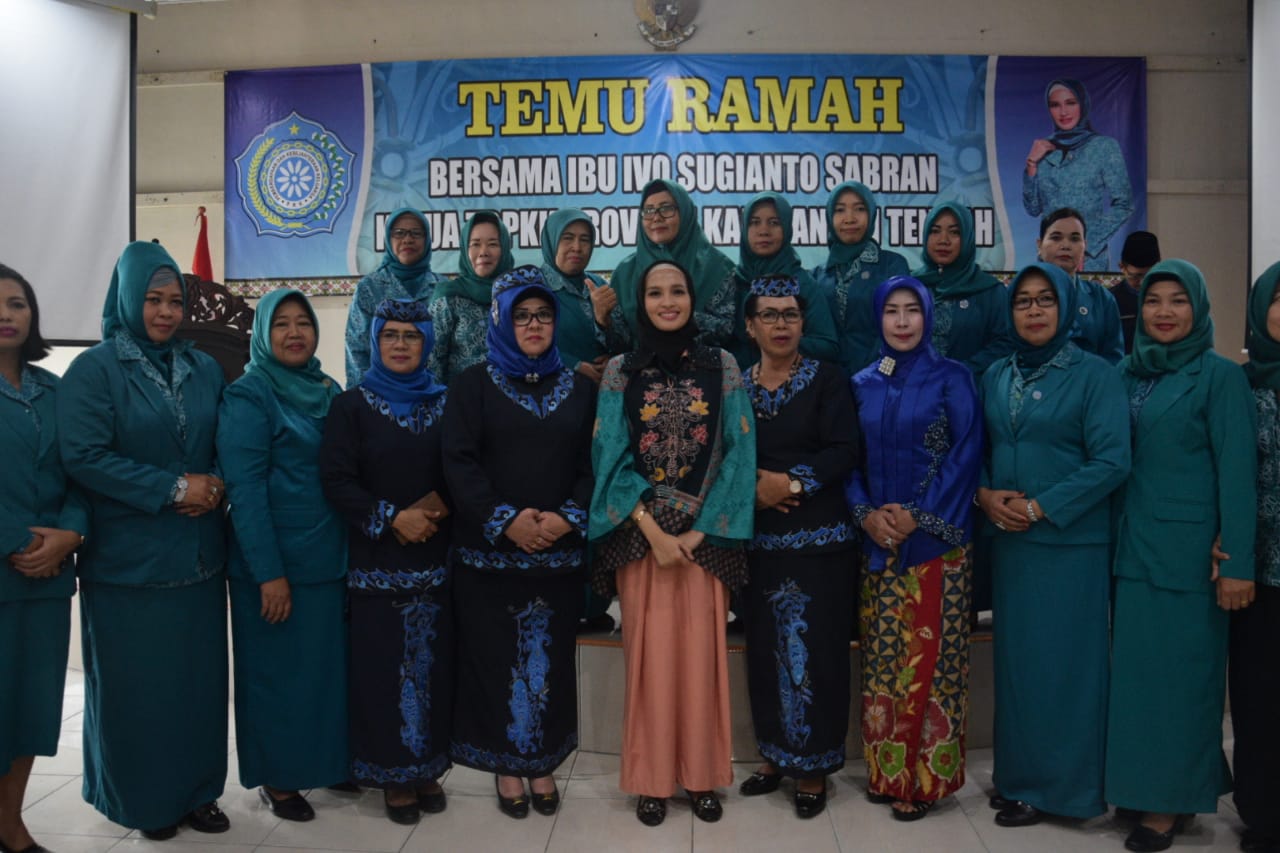 Isteri Gubernur Kalteng Ajak Pelajar SMA/SMK dan Madrasah Aliyah se-Kabupaten Barito Utara di Muara Teweh Bijak menggunakan alat komunikasi