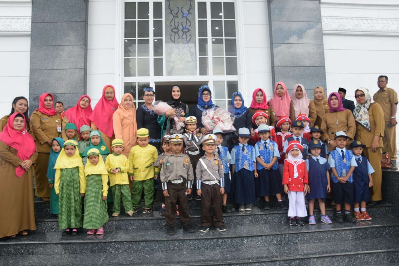 Isteri Gubernur Kalteng Ajak Pelajar SMA/SMK dan Madrasah Aliyah se-Kabupaten Barito Utara di Muara Teweh Bijak menggunakan alat komunikasi