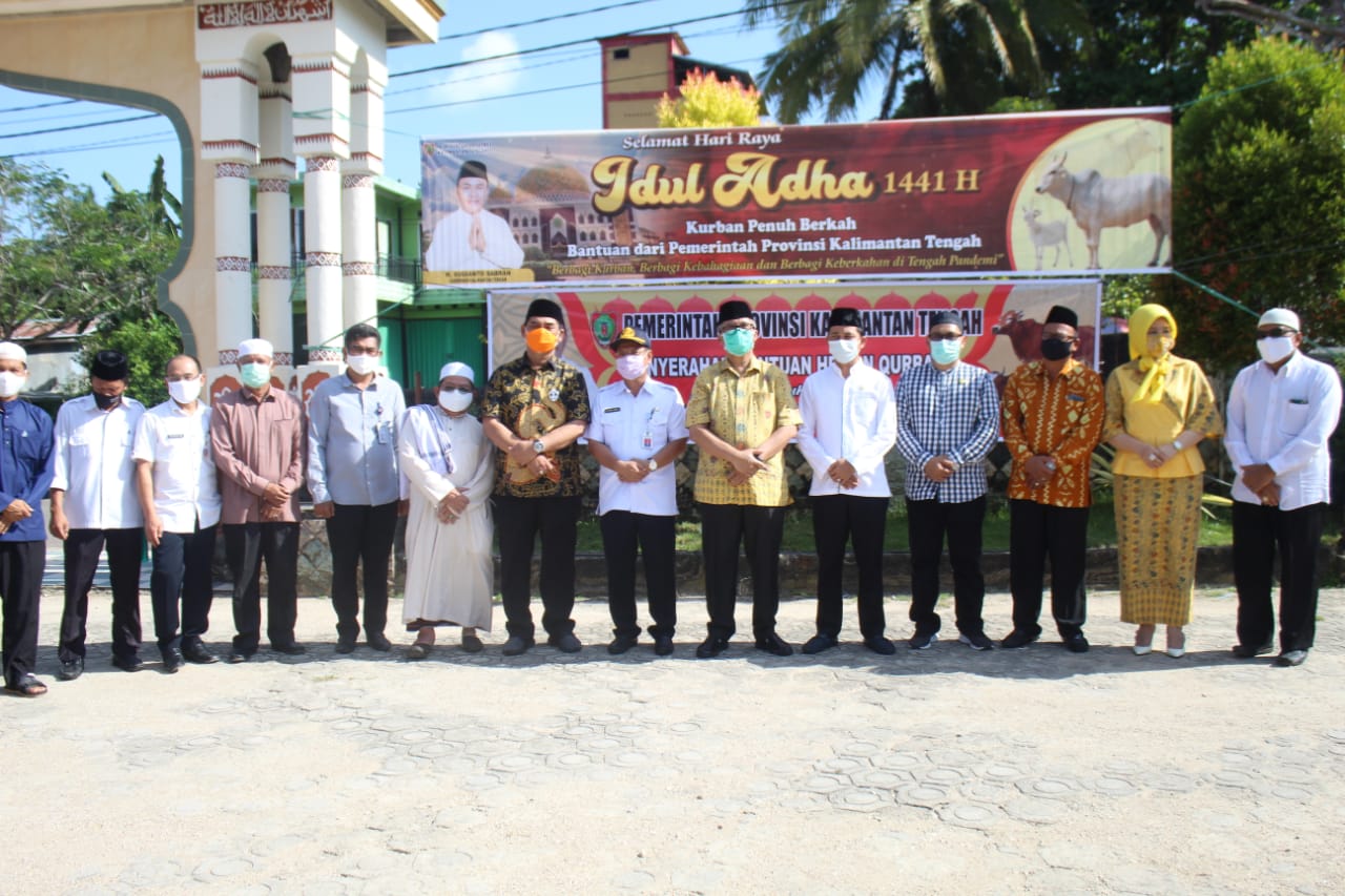Pemprov. Kalteng Salurkan Bantuan Hewan Kurban Sebanyak 20  ekor  Sapi  Untuk Pemkab. Barut