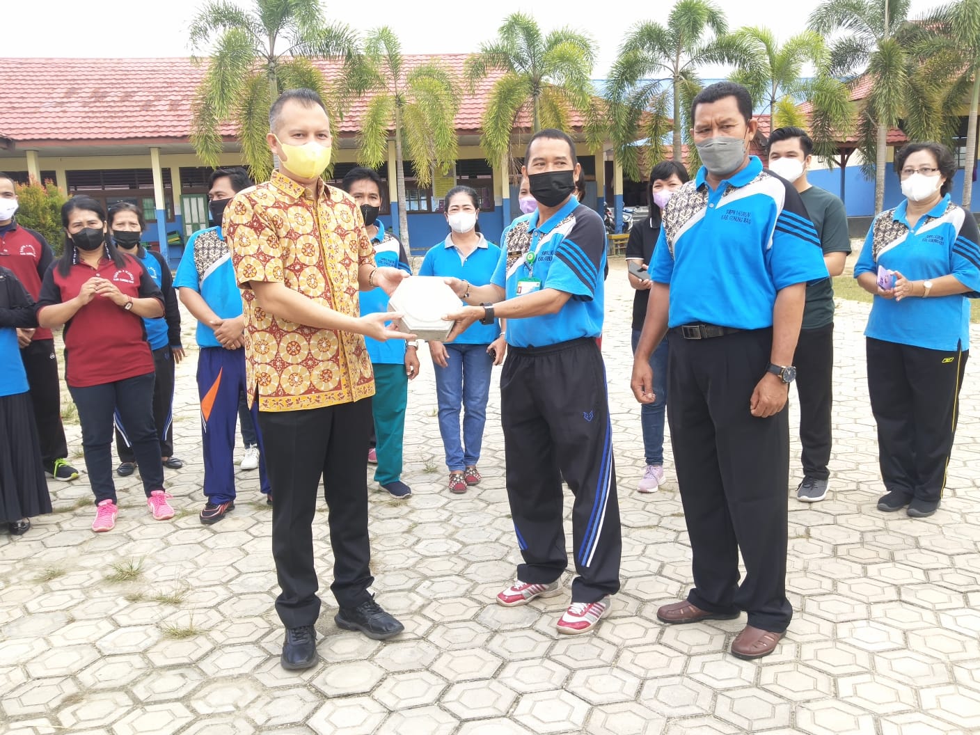 Bupati Gumas Jaya S Monong Donasikan 12.000 Buah Paping untuk SMPN-1 Kurun