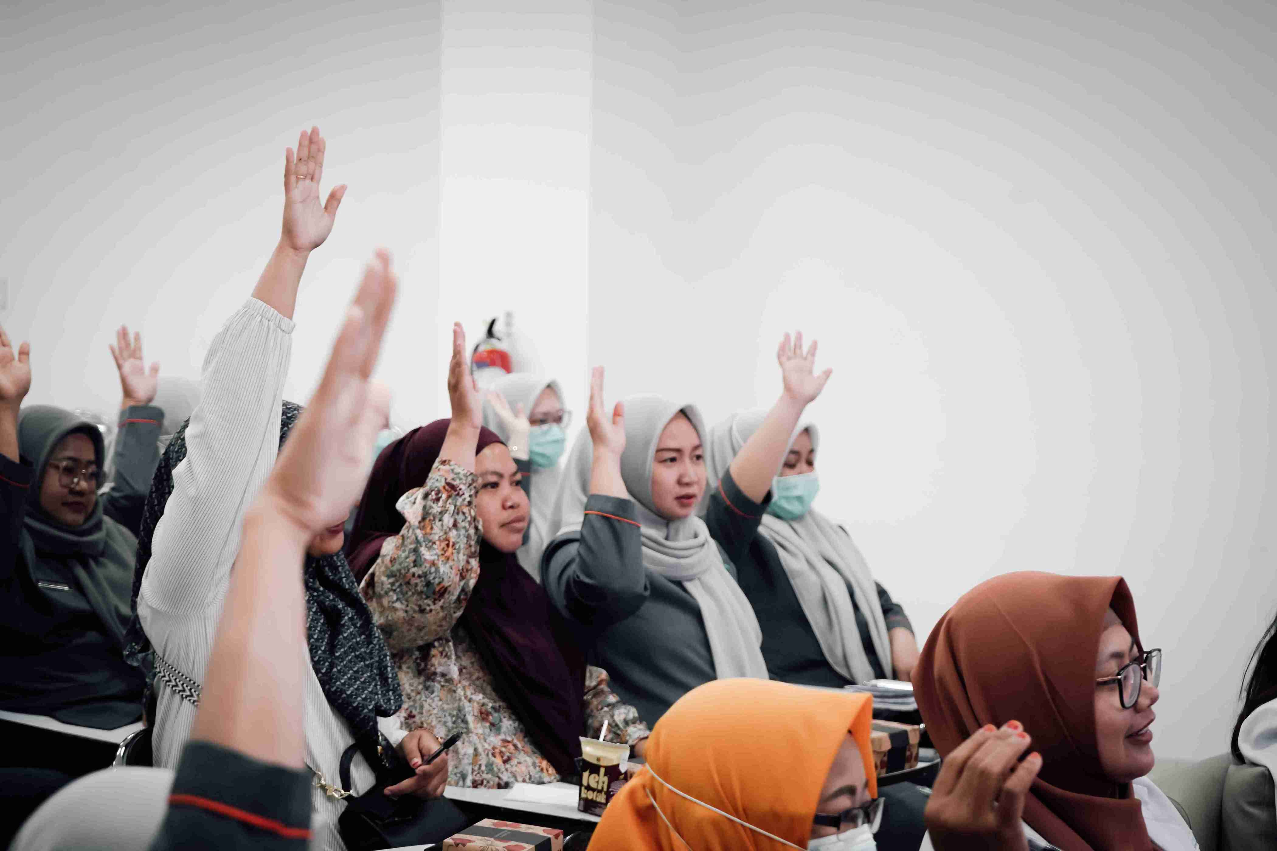 Tingkatkan Kompetensi Bidan, RSUD Hanau Gelar Pelatihan Deteksi Dini Kanker Serviks Bersama Pakar UGM