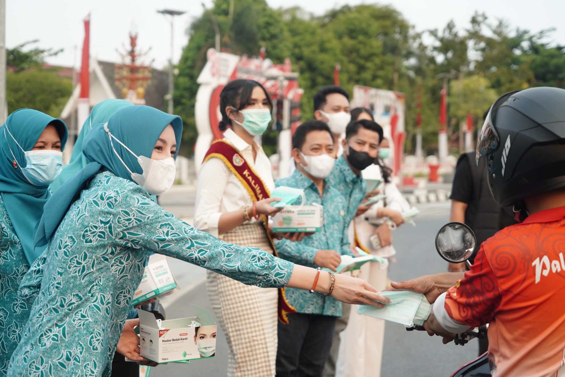 TP PKK Kalteng Bagikan 3.000 Masker Gratis, Imbau Masyarakat Waspadai Dampak Kabut Asap