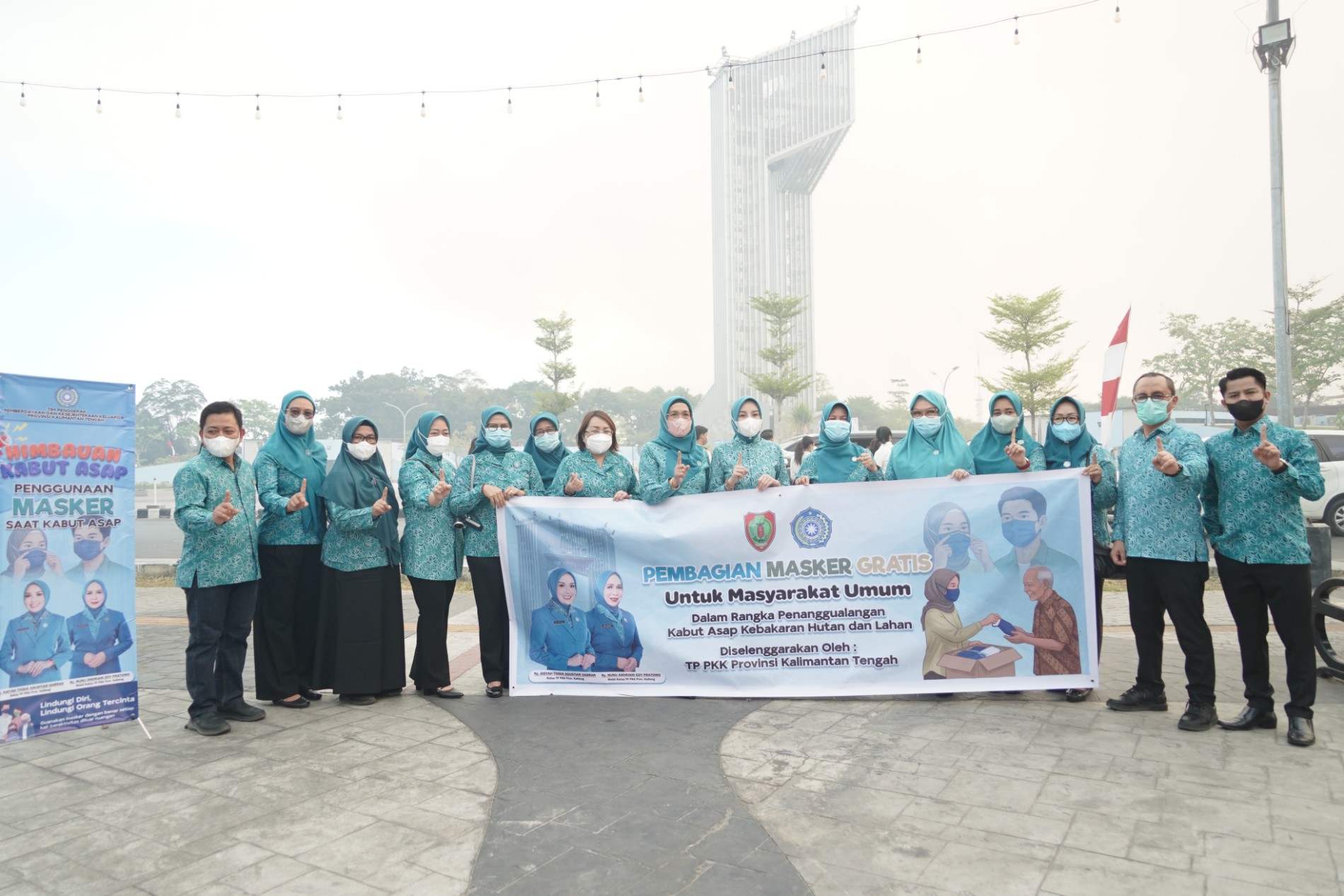 TP PKK Kalteng Bagikan 3.000 Masker Gratis, Imbau Masyarakat Waspadai Dampak Kabut Asap