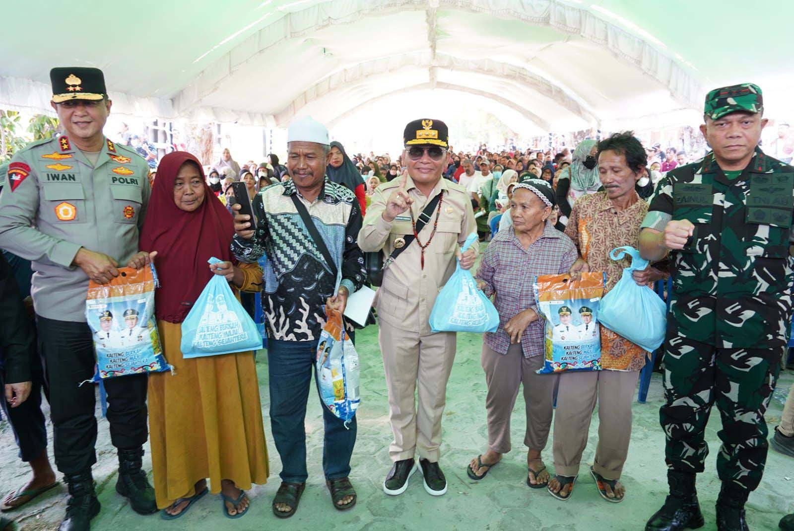 Gubernur Kalteng Salurkan 15.000 Paket Sembako ke Kotim, Kobar, dan Sukamara
