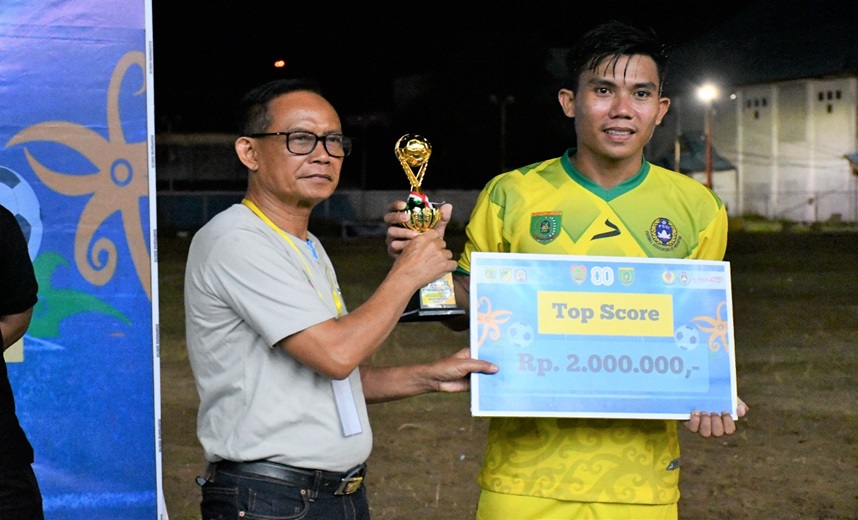Bupati Barsel Tutup Turnamen Sepak Bola Gubernur Cup 2025
