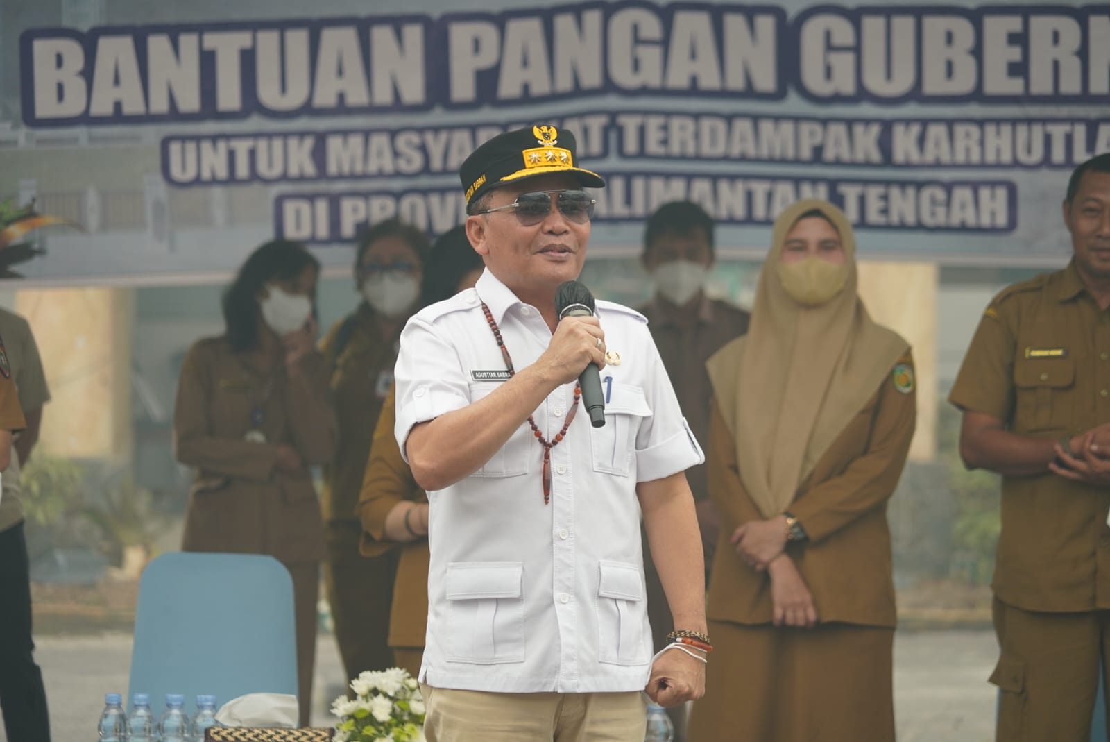 Hadir di Tengah Warga Bukit Tunggal, Gubernur Agustiar Sabran Salurkan Paket Bantuan Karhutla