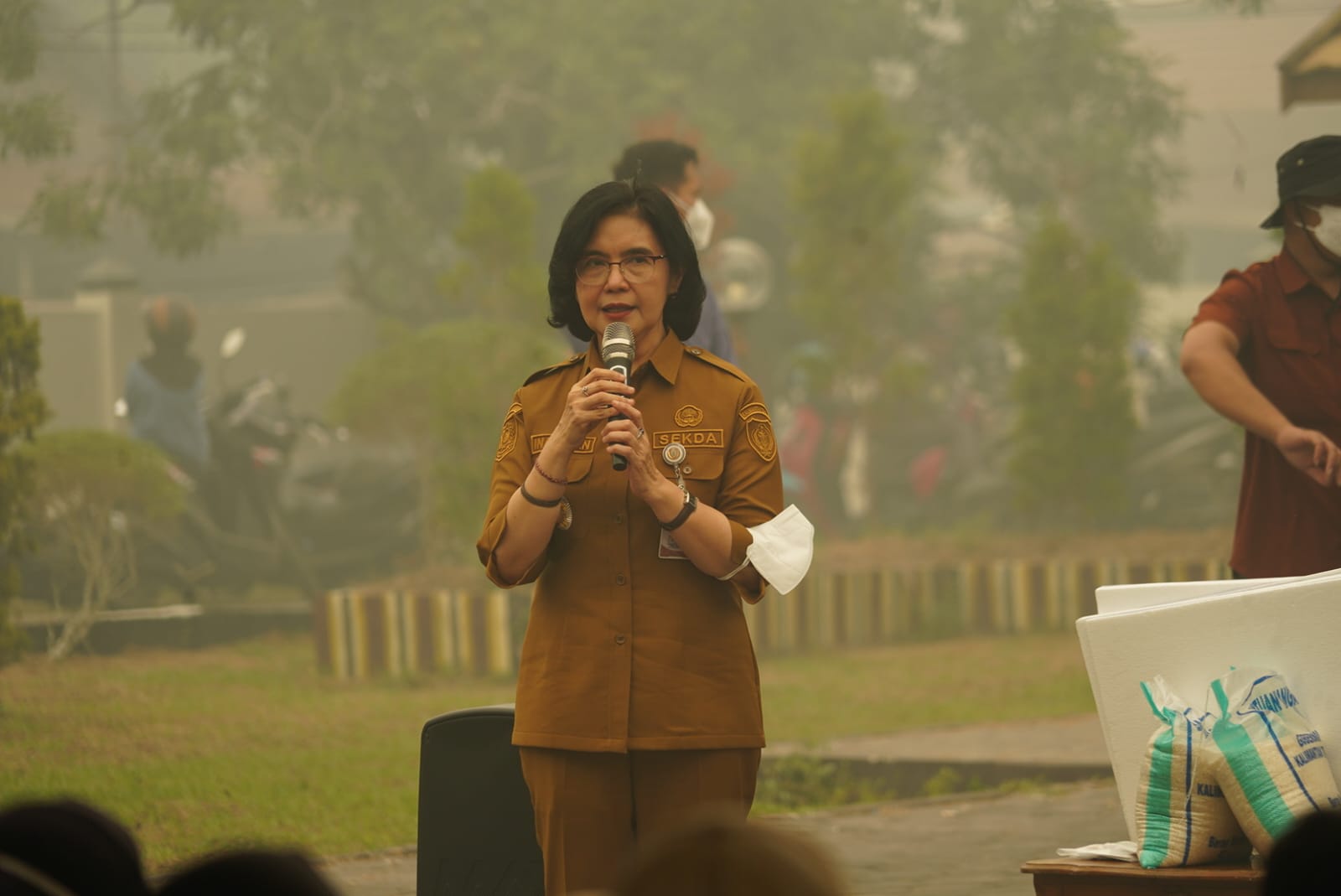 Hadir di Tengah Warga Bukit Tunggal, Gubernur Agustiar Sabran Salurkan Paket Bantuan Karhutla